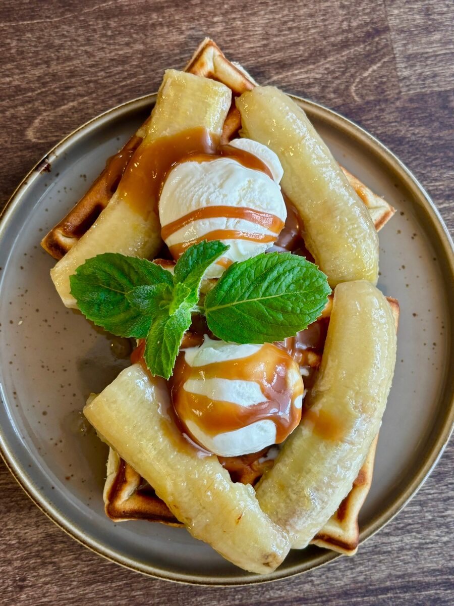 Бельгийская вафля с мороженым, бананом и карамелью